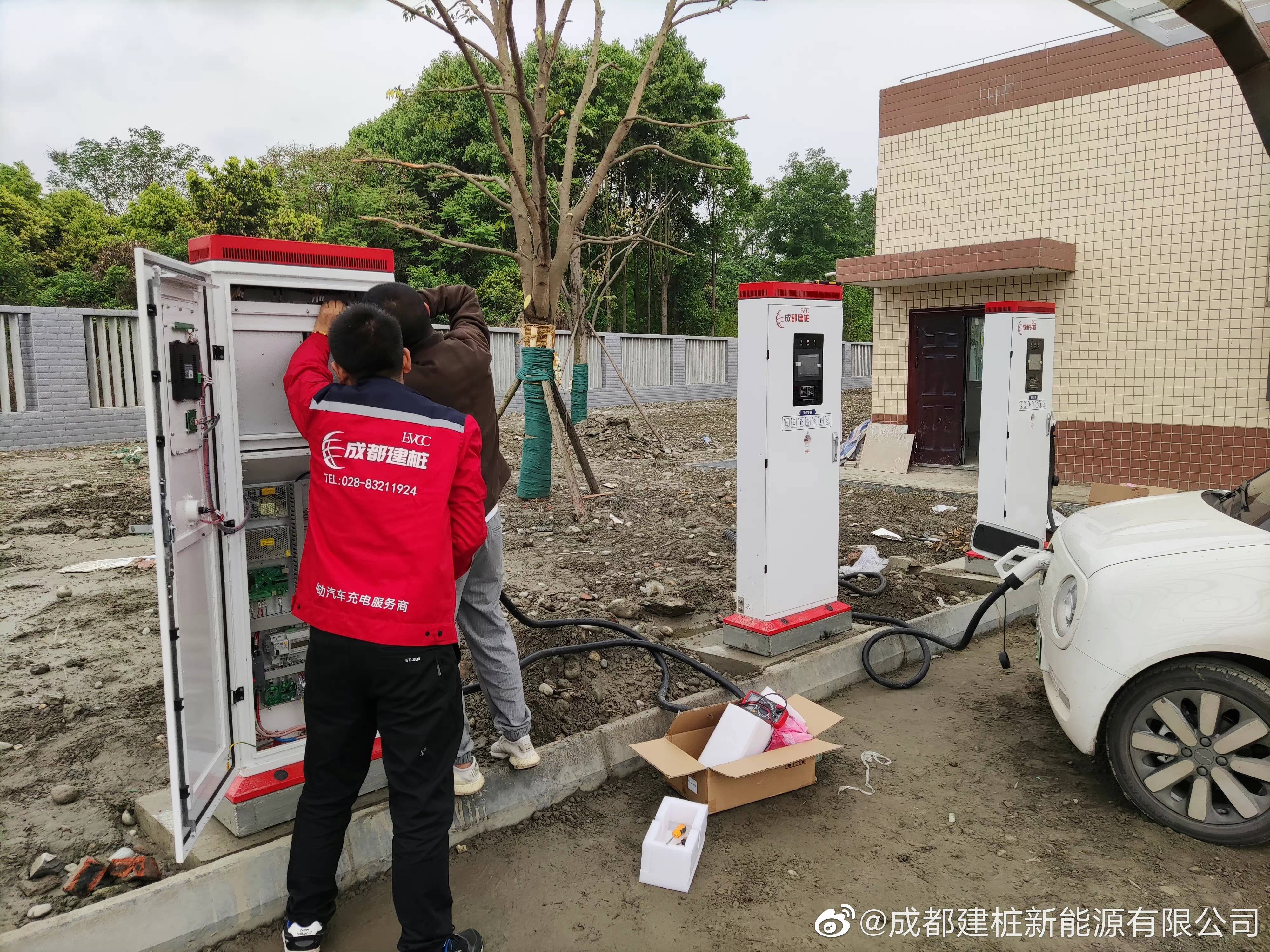 成都建樁工程師輾轉四個項目上電調試充電樁